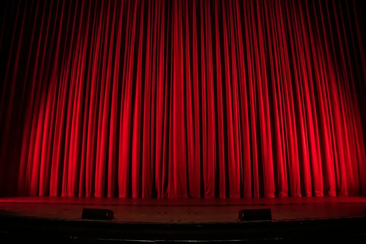 Roter Theatervorhang im Bühnenraum