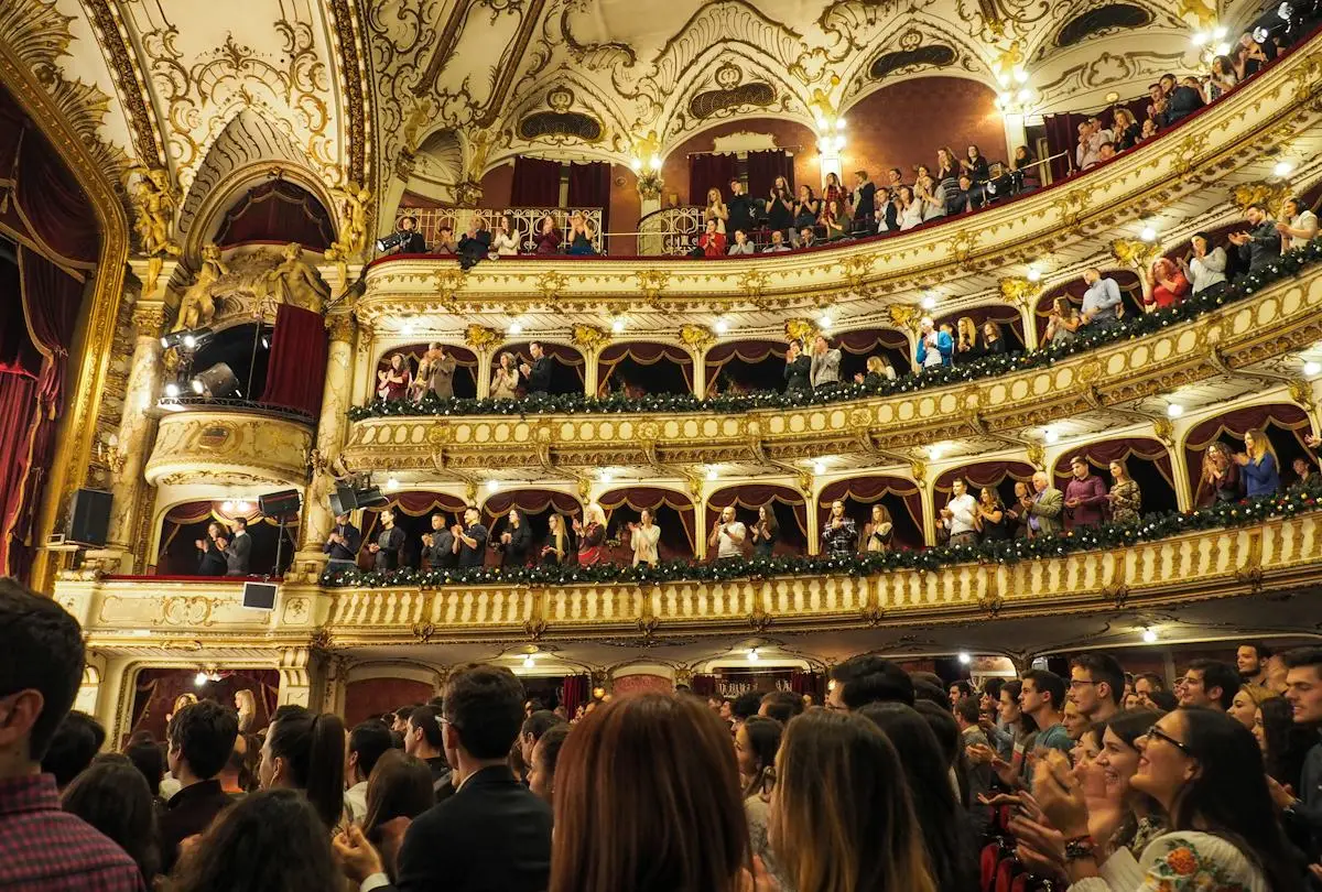 Prunkvoller Theatersaal mit Publikum
