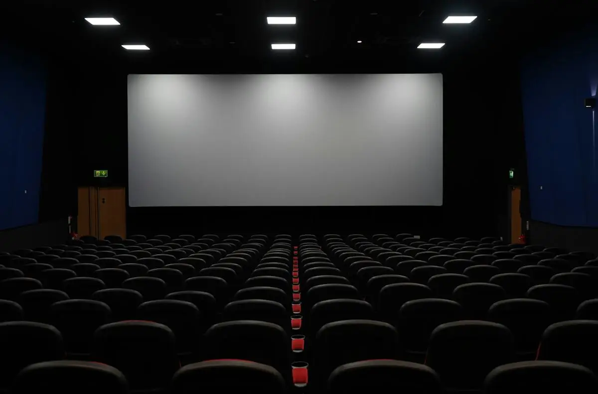 Dunkler Saal mit zentraler Projektionsfläche