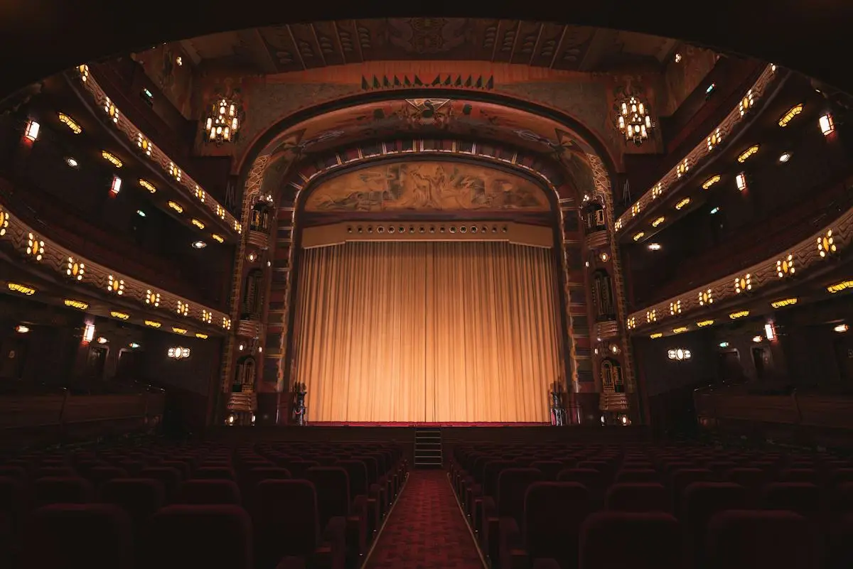 Historischer Theaterraum mit geschlossenem Vorhang