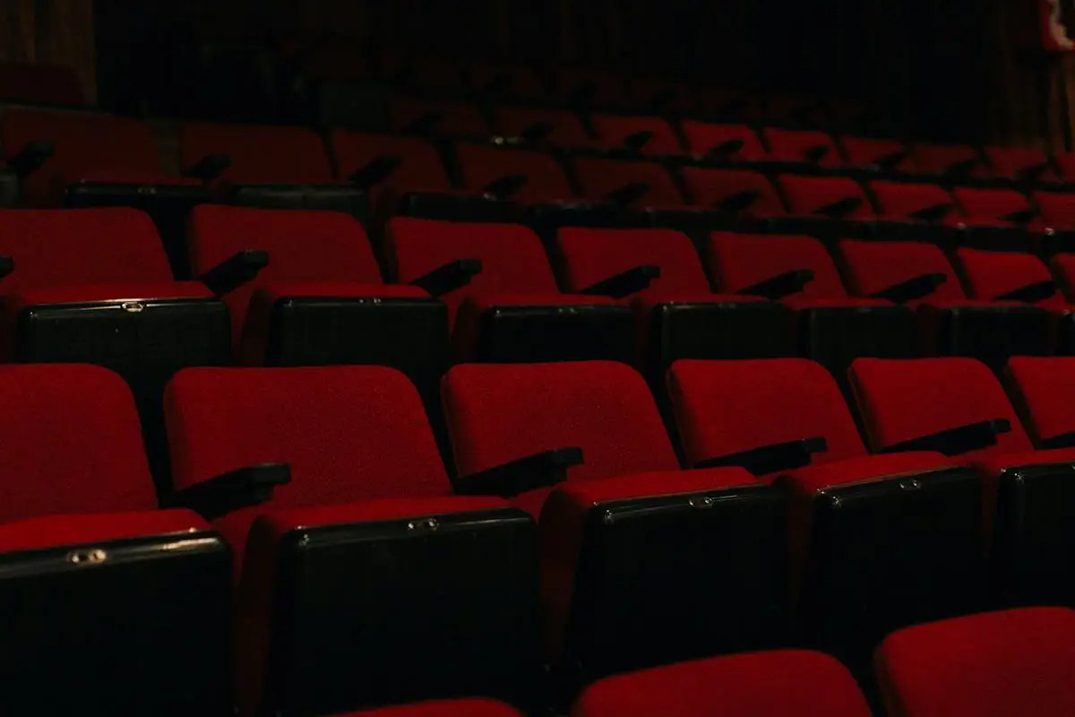 Rote Sitzreihen in einem Theater