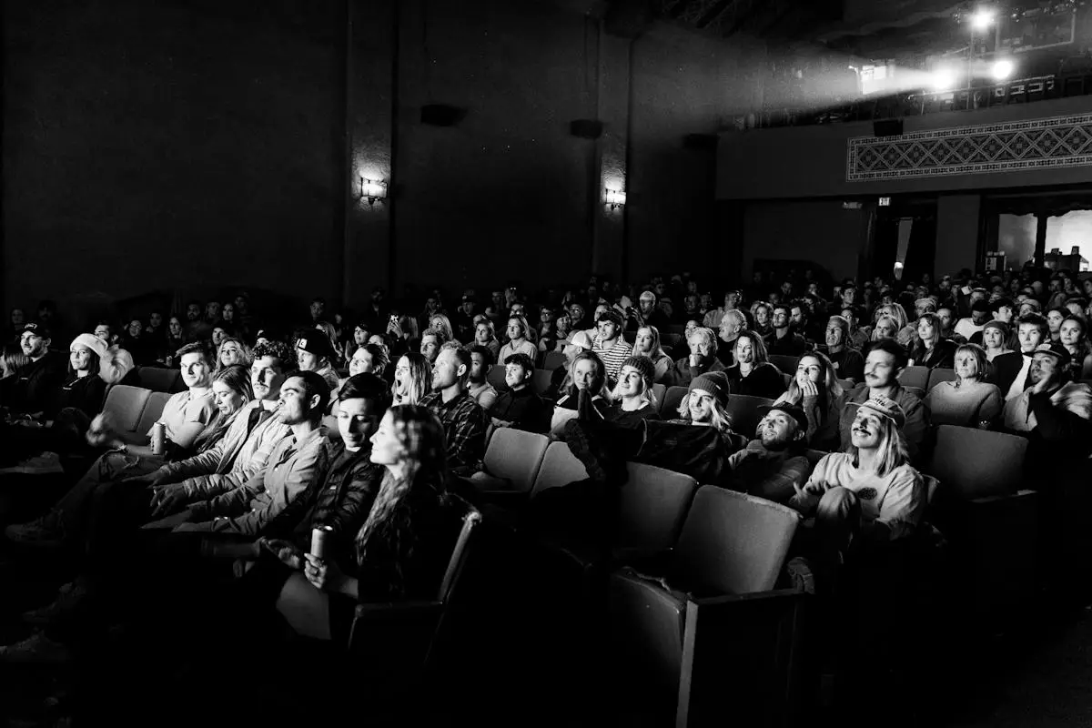 Publikum in einem Theaterraum