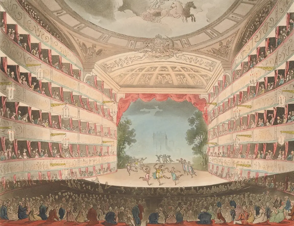 Heller klassischer Theatersaal mit Bühne