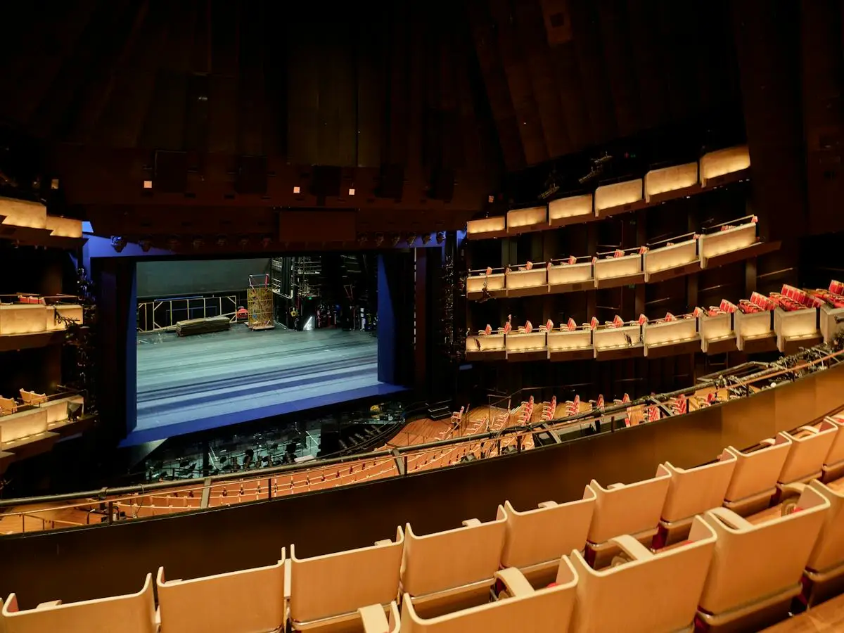 Blick über einen Theatersaal auf die Bühne